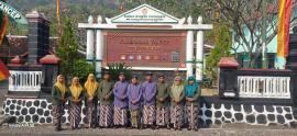 BERBUSANA ADAT KHAS YOGYAKARTA SETIAP HARI KAMIS PON